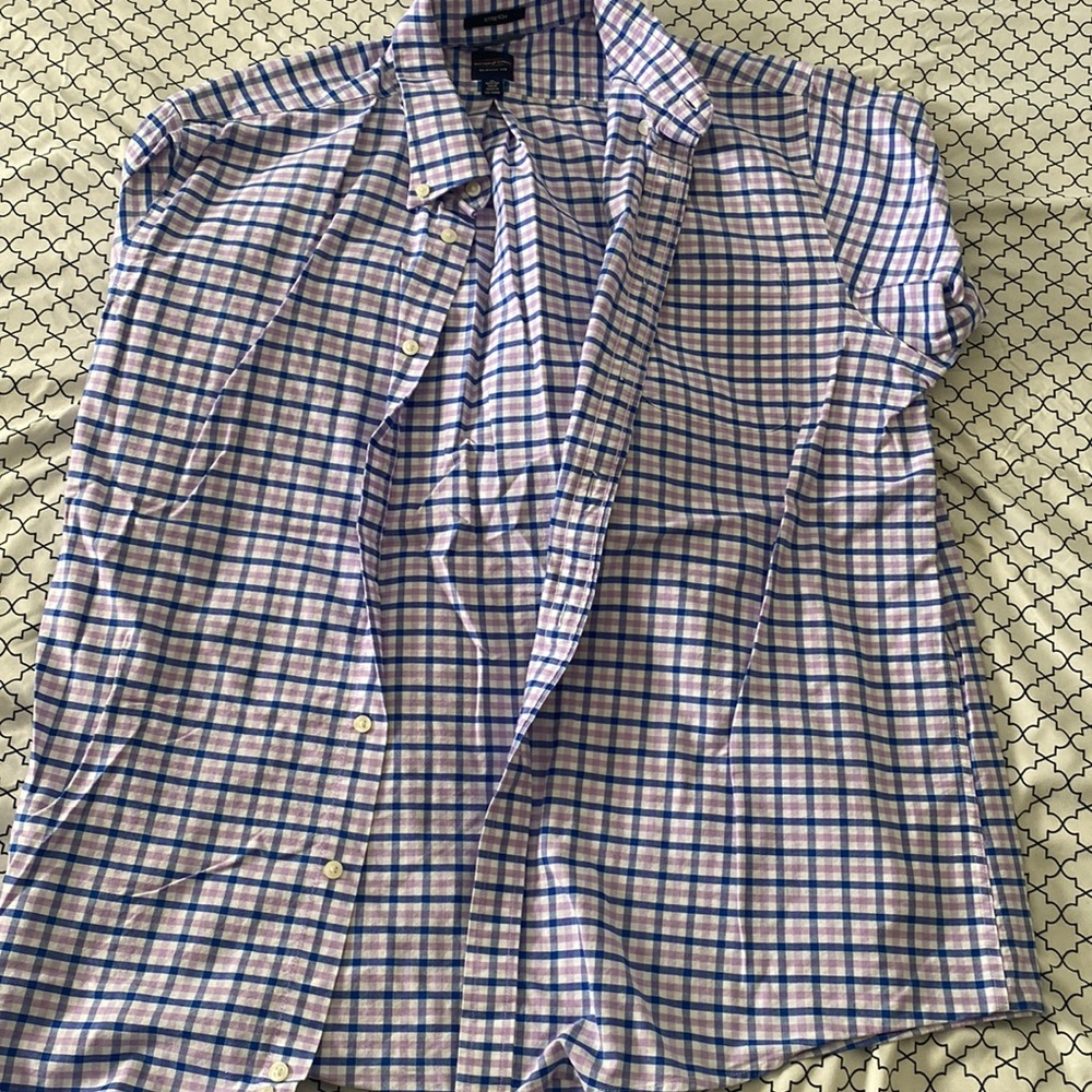 I’m selling this great button down that is in great condition!!!